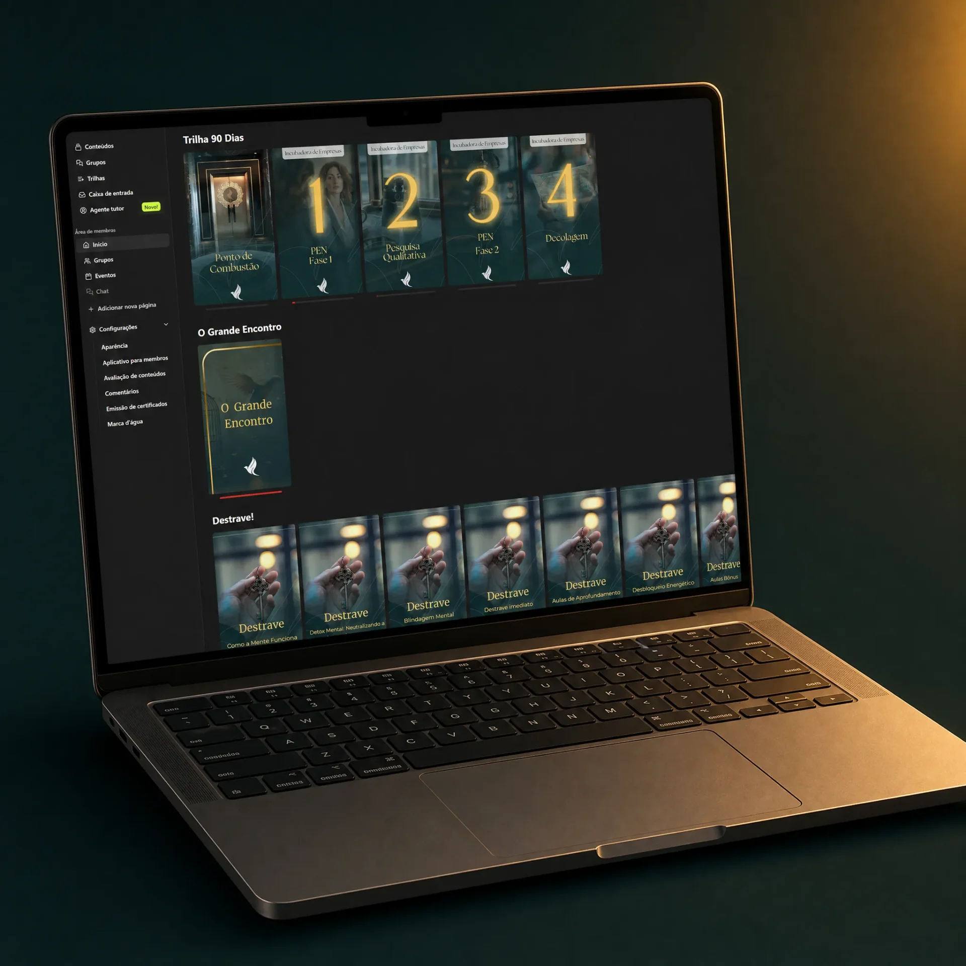 Mockup do macbook mostrando a área de membros DMC com 4 cards de aulas, sidebar de menu e badges gold de progresso